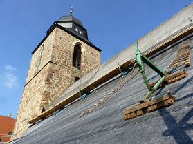 Dacharbeiten an St. Crescentius (Foto: Karl-Franz Thiede)
